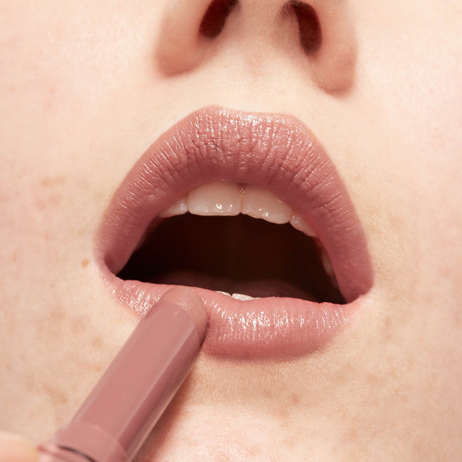THE COLOR LIP GLOW (LABIAL HIDRATANTE CON ACABADO GLOW)